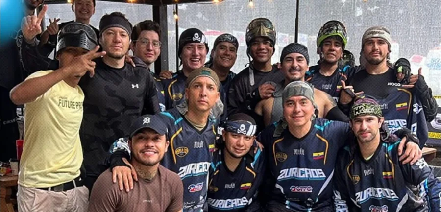 Integrantes del club Zuricaos con su uniforme de competencia