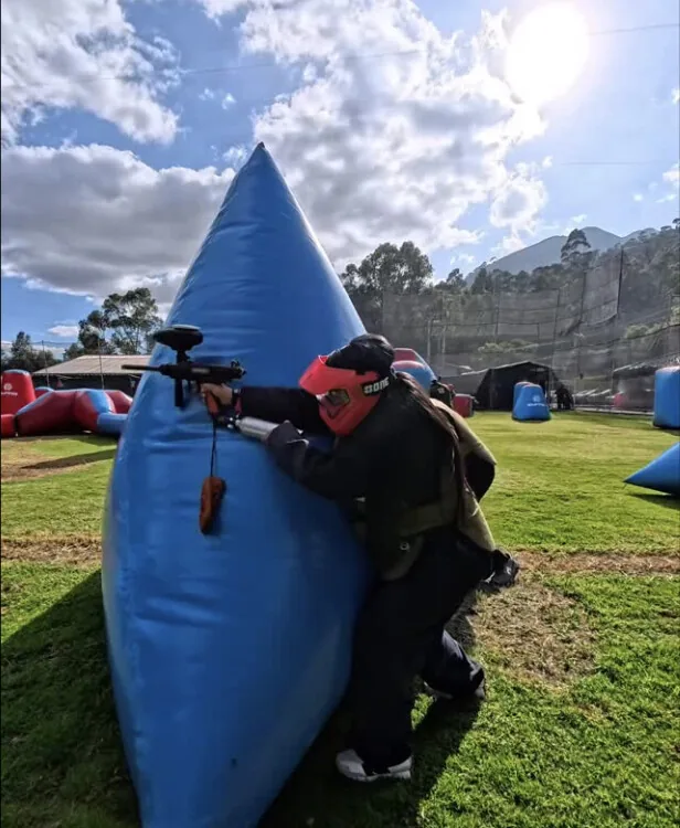 Jugador cubriéndose tras un búnker inflable en la cancha de speedball