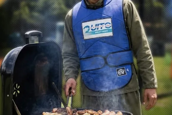 Zona de parrilla y mesas al aire libre de la sede Puembo
